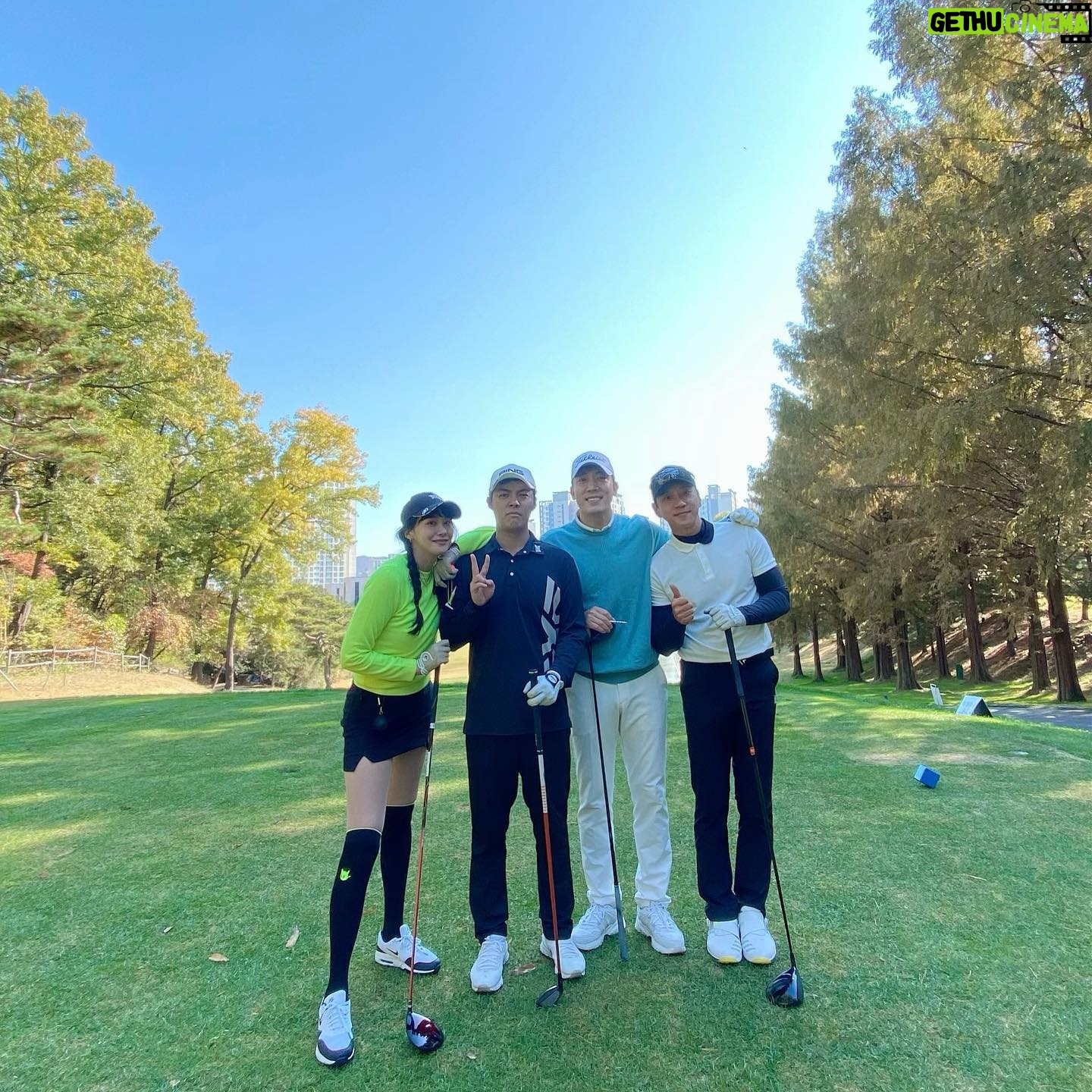 Yoo In-young - 4.8K Likes - _
.
.
그대들과 함께라서
너무 즐거워💚
.
#마음만프로김환
#골프에근육쓰는황치열
#살빼자강남
#다음엔함께해오창석