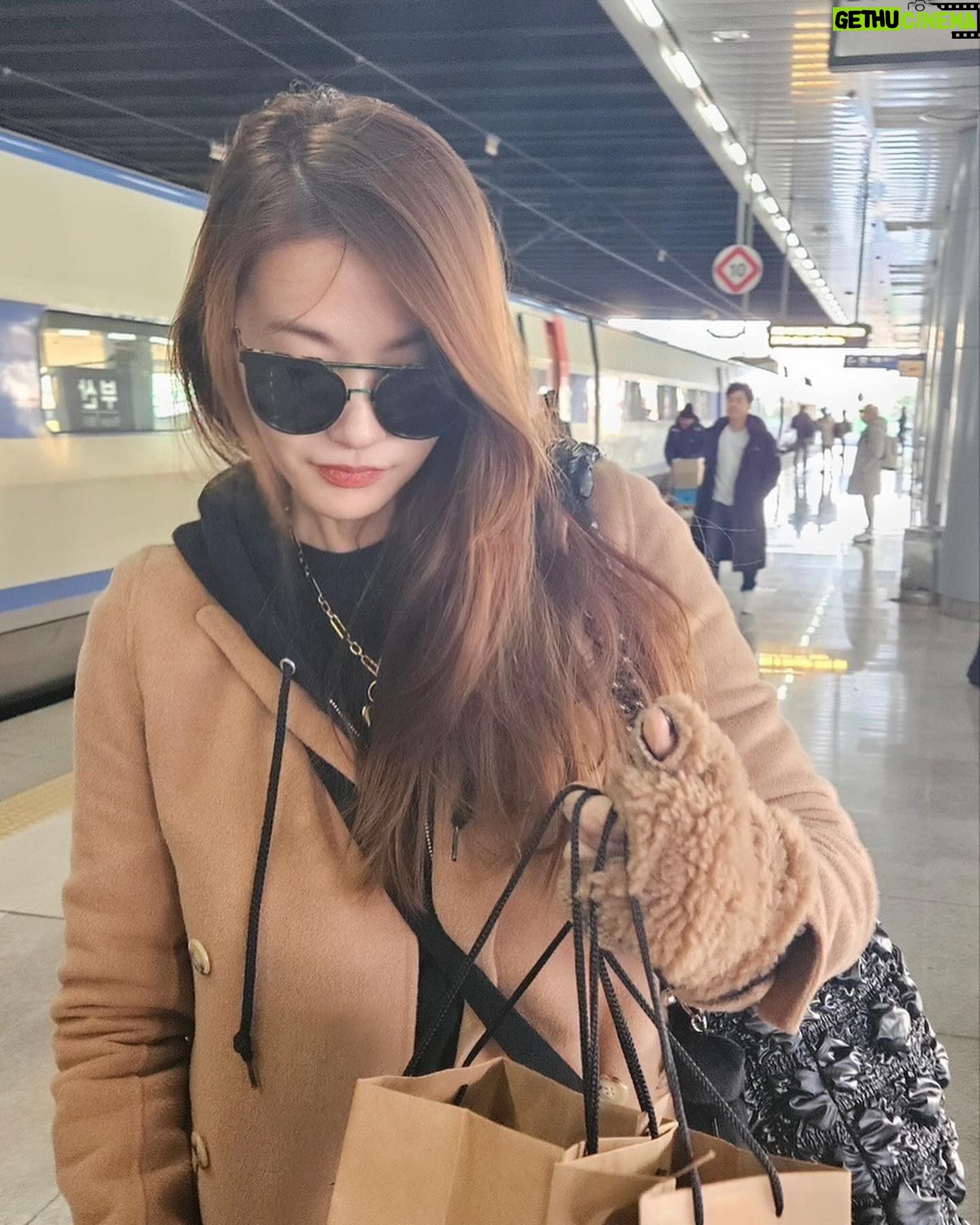 Yoo In-young Instagram - _ . . 2023 크리스마스🎄 . #부산