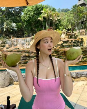 Yoo In-young Instagram - _
.
코코사랑🥥
.
일일 2코코넛은 먹어줘야지!! 
.
내핑크수영복은어때? 나 사실 마이 어색해…🫣