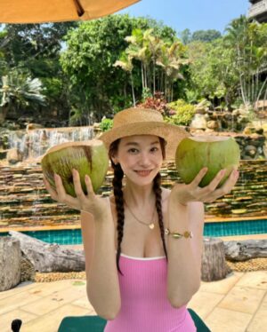 Yoo In-young Instagram - _
.
코코사랑🥥
.
일일 2코코넛은 먹어줘야지!! 
.
내핑크수영복은어때? 나 사실 마이 어색해…🫣