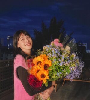 Yoo In-young Instagram - _
.
.
꽃같이 살고 싶다💐
.
#내돈내선
#선물받은척
#꽃같이예쁘게
#꽃이좋아지는나이