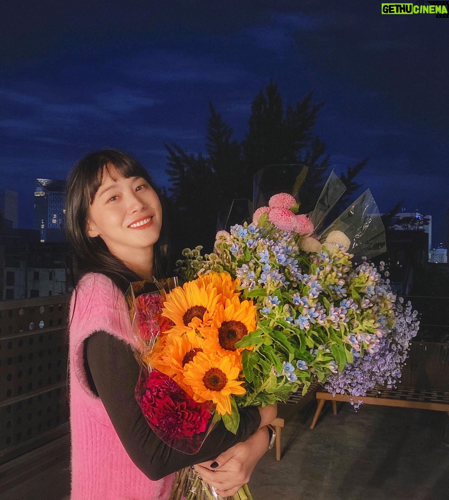 Yoo In-young - 5K Likes - _
.
.
꽃같이 살고 싶다💐
.
#내돈내선
#선물받은척
#꽃같이예쁘게
#꽃이좋아지는나이