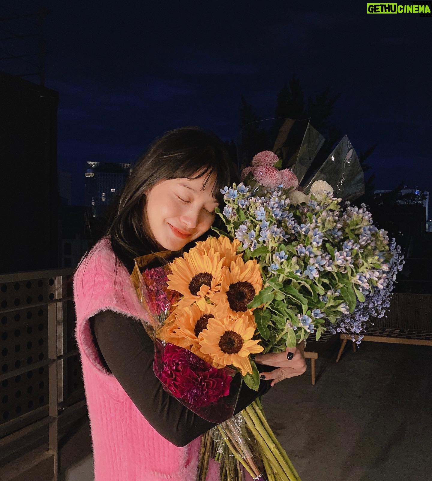 Yoo In-young - 5K Likes - _
.
.
꽃같이 살고 싶다💐
.
#내돈내선
#선물받은척
#꽃같이예쁘게
#꽃이좋아지는나이