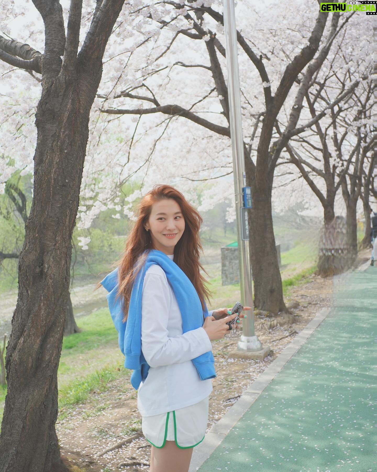 Yoo In-young - 3 Likes - _
.
.
행복해지는 계절🌸