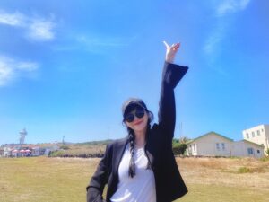 Yoo In-young Instagram - _
.
.
파란색은 따뜻하다..🔵