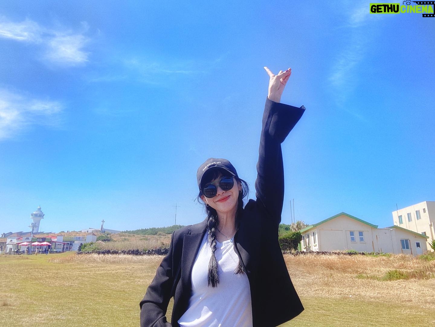 Yoo In-young - 6.3K Likes - _
.
.
파란색은 따뜻하다..🔵