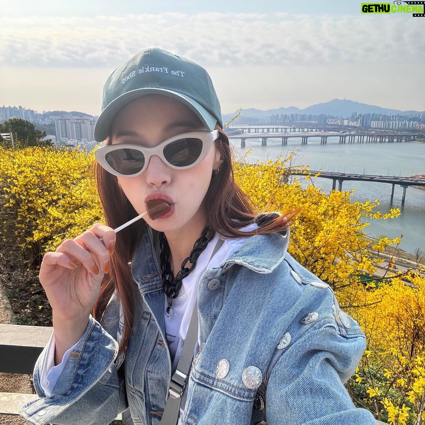 Yoo In-young - 3 Likes - _
.
.
봄봄, 봄🌼
.
#우리동네뒷동산