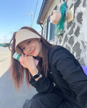 Yoo In-young Instagram - _
.
. 
까매져도 괜찮아👩🏽
.
#원없이걸었다_👣