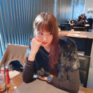 Yoo In-young Instagram - _
.
.
날 좋아하는 너.
내 사진에 항상 진심인 너.
.
#🐸