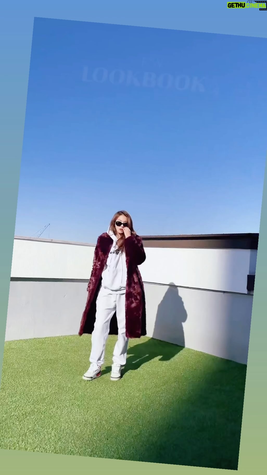 Yoo In-young Instagram - 옷장털어 입어보기 . #fw #겨울옷요래어때 #내맘대로입기
