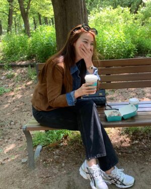 Yoo In-young Instagram - _
.
.
행복은 소소한 것에서☘️
.
#저게뭐라고발에놓고찍어보겠다고😮‍💨