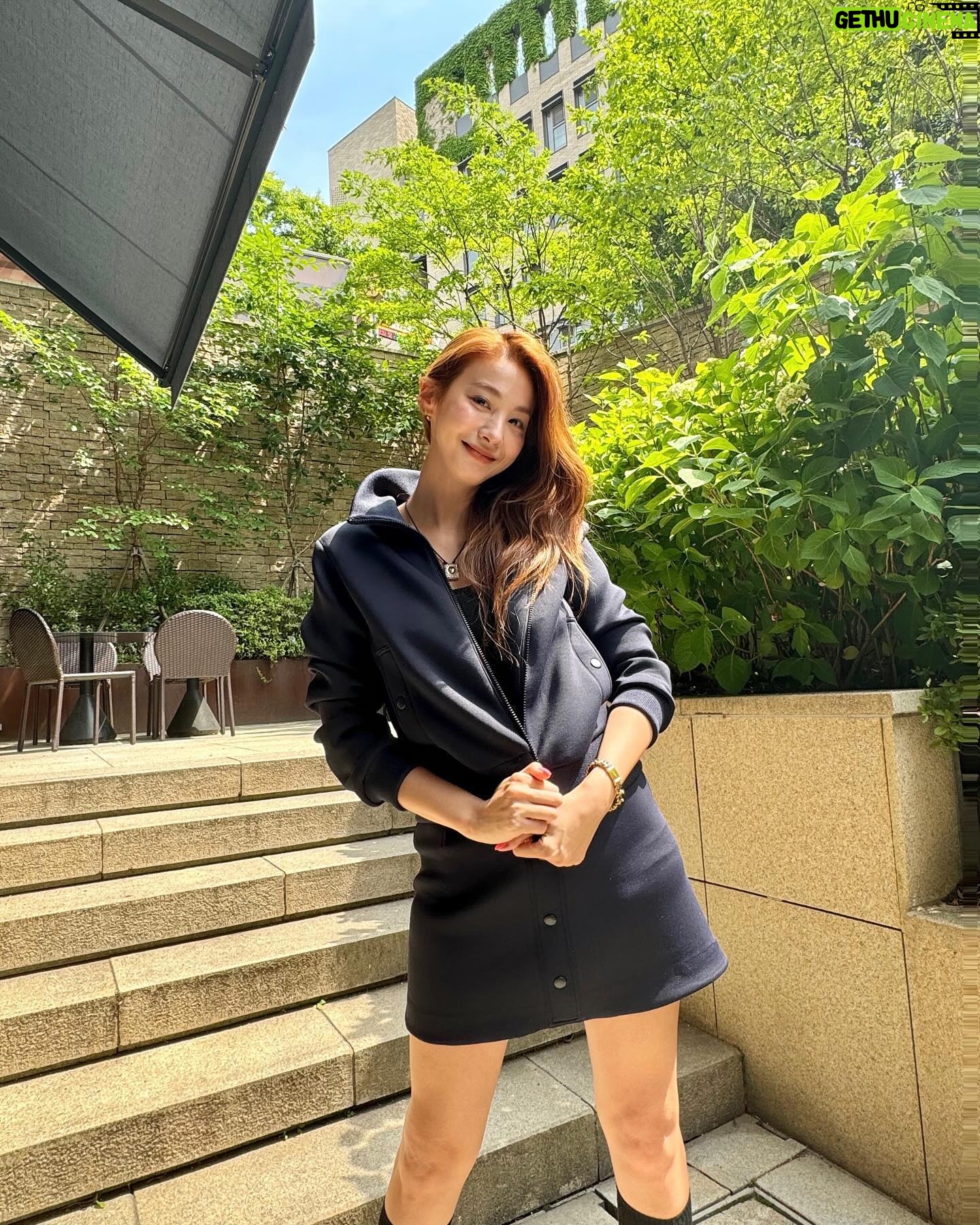 Yoo In-young - 3 Likes - _
.
.
햇살 좋은 날.
테라스에서, 만나면 행복한 사람과 함께🖤
