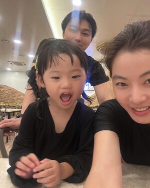 Yoon Soy Instagram - 오랜만에 수영장에서 가족사진을 찍었어요..늘 아이사진만 가득해서ㅋㅋ
몇달전에 물에 잠시빠졌었는데..이제 물이 무섭다며 안들어가겠다고 하네요..ㅠㅠ 제가 물을 싫어하면서 자라서..그렇게 안됐음하는데 ㅠㅠ
물에 억지로 넣을수도 없고 계속 안들어가려 하는데 어찌 좋은방법이 있을까요? ㅠㅠ 음하하..날마다 할일이 새롭도다!! 
#29개월아기#가족사진#수영#수영장