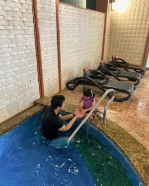 Yoon Soy Instagram - 오랜만에 수영장에서 가족사진을 찍었어요..늘 아이사진만 가득해서ㅋㅋ
몇달전에 물에 잠시빠졌었는데..이제 물이 무섭다며 안들어가겠다고 하네요..ㅠㅠ 제가 물을 싫어하면서 자라서..그렇게 안됐음하는데 ㅠㅠ
물에 억지로 넣을수도 없고 계속 안들어가려 하는데 어찌 좋은방법이 있을까요? ㅠㅠ 음하하..날마다 할일이 새롭도다!! 
#29개월아기#가족사진#수영#수영장