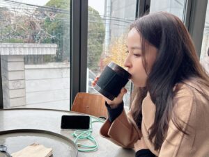 Yoon Soy Instagram - 안밖으로 이렇게나 아름다운 언니들이라니!!!
인생을 송두리째 닮고싶은 존경하는 언니들!! 
너무너무 사랑스러운 언니들!!
난포한남에서 한남작업실로 데이트~^^
#유선#한혜진#언니들#한남동#데이트#일상속특별함