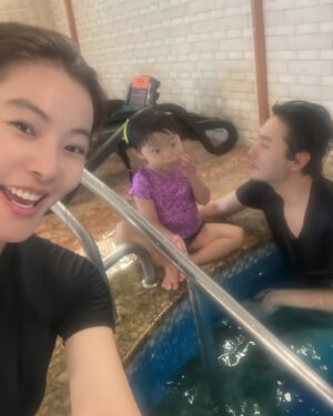 Yoon Soy Instagram - 오랜만에 수영장에서 가족사진을 찍었어요..늘 아이사진만 가득해서ㅋㅋ
몇달전에 물에 잠시빠졌었는데..이제 물이 무섭다며 안들어가겠다고 하네요..ㅠㅠ 제가 물을 싫어하면서 자라서..그렇게 안됐음하는데 ㅠㅠ
물에 억지로 넣을수도 없고 계속 안들어가려 하는데 어찌 좋은방법이 있을까요? ㅠㅠ 음하하..날마다 할일이 새롭도다!! 
#29개월아기#가족사진#수영#수영장