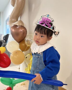 Yoon Soy Instagram - 하루하루 아이를 키우다보니..어느새 두돌이 되었어요~^^무럭무럭 건강하게 잘 자라주는 딸아이..
무한한 감동과 감사의 하루였어요~^^
하루하루가 모여서 즐겁고 행복한 나날이 되시길~바래봅니다~^^
#24개월아기#두돌#생일#딸아이#생일파티#일상