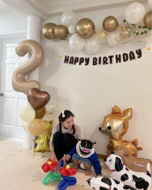 Yoon Soy Instagram - 하루하루 아이를 키우다보니..어느새 두돌이 되었어요~^^무럭무럭 건강하게 잘 자라주는 딸아이..
무한한 감동과 감사의 하루였어요~^^
하루하루가 모여서 즐겁고 행복한 나날이 되시길~바래봅니다~^^
#24개월아기#두돌#생일#딸아이#생일파티#일상