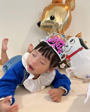 Yoon Soy Instagram - 하루하루 아이를 키우다보니..어느새 두돌이 되었어요~^^무럭무럭 건강하게 잘 자라주는 딸아이..
무한한 감동과 감사의 하루였어요~^^
하루하루가 모여서 즐겁고 행복한 나날이 되시길~바래봅니다~^^
#24개월아기#두돌#생일#딸아이#생일파티#일상