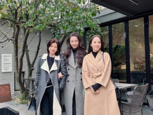 Yoon Soy Instagram - 안밖으로 이렇게나 아름다운 언니들이라니!!!
인생을 송두리째 닮고싶은 존경하는 언니들!! 
너무너무 사랑스러운 언니들!!
난포한남에서 한남작업실로 데이트~^^
#유선#한혜진#언니들#한남동#데이트#일상속특별함