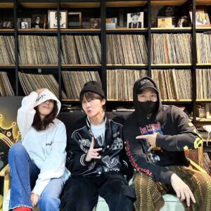 Yoon Mi-rae Instagram - 🖤 #착하고 #잘생긴 🖤

“@502bright MFBTY
최고로 멋진 우리형들과 누나
항상 반갑게 맞아줘서 고마워요
❤️‍🔥❤️‍🔥❤️‍🔥❤️‍🔥❤️‍🔥❤️‍🔥❤️‍🔥❤️‍🔥❤️‍🔥
#그_사장들에_그_아티스트”