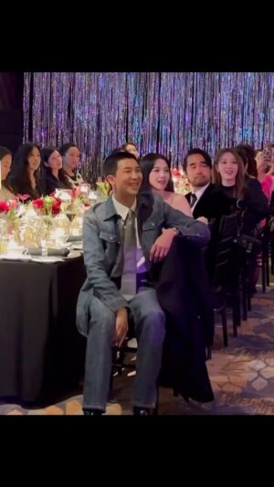 Yoon Mi-rae Instagram - ⤵️ !! @rkive it’s not always easy performing in front of your peers but seeing your face 😝🥰

@drunkentigerjk Love you brother ! The best 💪🏽❤️#LoveYourW #유방암인식향상캠페인 with angels  @yoonmirae @rkive 
뜻깊고 의미 있는 자리에 초대해주셔서 감사합니다 @wkorea