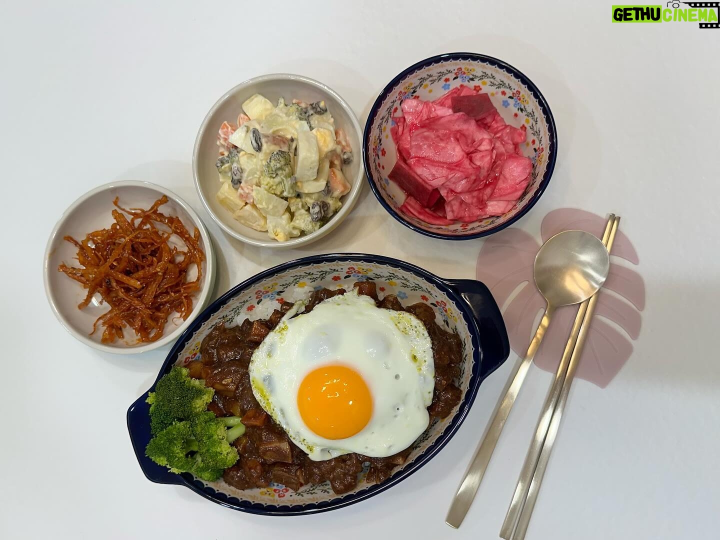 Yoon Se-a Instagram - #일요일 #아침 🤔 #짜장밥 #정답 🤭 주말엔 짜장밥 한공기 뚝딱!! 엄마! 너무 맛있어요~😋 손 큰 울엄마 들통 한가득 짜장 드디어 끝~~!! 🤣 잘 먹었습니다. #세아의아침