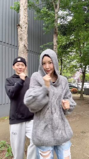 Yoon Se-a Instagram - Good Morning ~🤗
유현이랑 Morning ☕️ 한잔!
그리고. 아침 댓바람 꽁꽁 고양이!😺..😸
너무 귀엽다. 꽁꽁이…♥️
@yh_show 
#행복하세아🍀 #꽁꽁
#꽁꽁얼어붙은한강위로고양이가걸어다닙니다

**요즘..너무 헤맨다. 미안요.😅