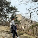 Yoon Se-a Instagram - #북한산 #백운대 와아…북한산 진짜 와아….!! 등산스틱 없인…우와아아…북한산…🤣 **첫 스틱 사용, 두번 미끄러짐의 교훈! 스틱고리를 팔목에 끼워두면 넘어질 때, 팔을 묶어두는 꼴! 미끄러질 때 바닥을 짚을 수 없어 크게 다칠 수 있습니다. 등산스틱은 어두운 색으로 구입하세요. 예쁜 라벤더 색상으로 벌써 🐝들이 모여듭니다. 하하하.😅 산길에 흘려져 있던 쓰레기를 집어드는 훌륭한 청년 승범군과 함께…세시간 반 남짓 산행 후 #백곰집 #수육 으로 피로를 풀어내며 오늘 하루도 잘 살았습니다. #행복하세아🍀 #산이좋다