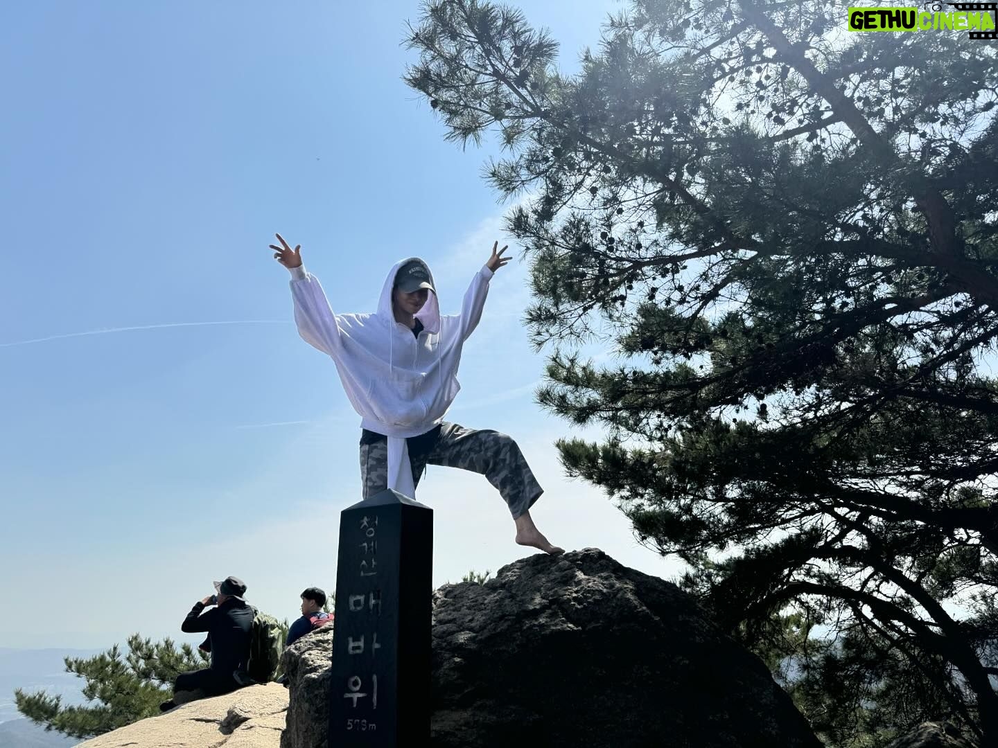 Yoon Se-a Instagram - 청계산을 맨발로 오르다!! 2024.4.2. with 승범 너무 많이 웃었다. 고마와. 청계산. 그리고 승범. #로망 #실현 #청계산 #어싱 #행복하세아🍀