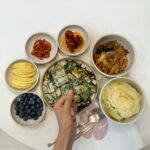 Yoon Se-a Instagram – 업어온 반찬가득 푸짐한 아침!
신난다아..😝
꼬소한 엄마부추전에 현지네 제육에 양배추쌈, 출처 불분명한 토마토소박이 … 아. 완전 내스퇄!! 이건 꼭 도전!! 해바야지~😋 Happy Day~🎉
#세아의아침