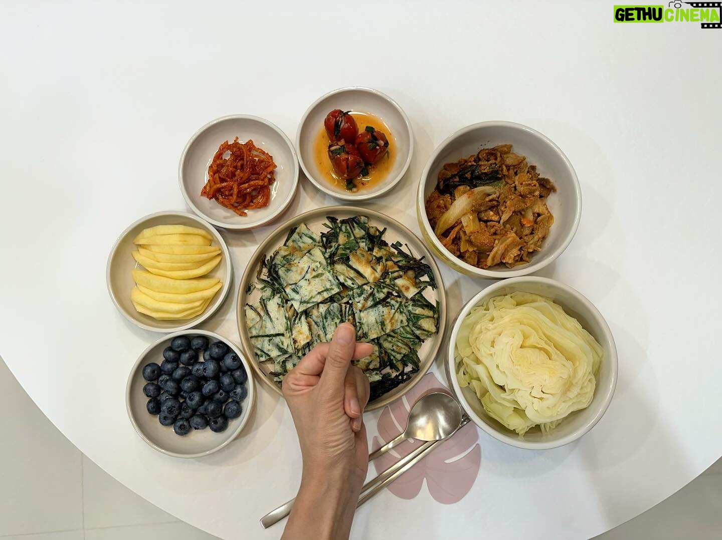 Yoon Se-a Instagram - 업어온 반찬가득 푸짐한 아침! 신난다아..😝 꼬소한 엄마부추전에 현지네 제육에 양배추쌈, 출처 불분명한 토마토소박이 … 아. 완전 내스퇄!! 이건 꼭 도전!! 해바야지~😋 Happy Day~🎉 #세아의아침