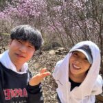 Yoon Se-a Instagram - 청계산을 맨발로 오르다!! 2024.4.2. with 승범 너무 많이 웃었다. 고마와. 청계산. 그리고 승범. #로망 #실현 #청계산 #어싱 #행복하세아🍀