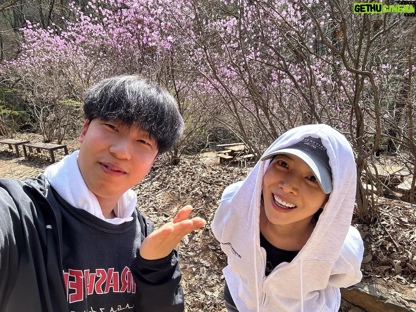 Yoon Se-a Instagram - 청계산을 맨발로 오르다!! 2024.4.2. with 승범 너무 많이 웃었다. 고마와. 청계산. 그리고 승범. #로망 #실현 #청계산 #어싱 #행복하세아🍀