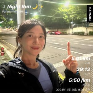 Yoon Se-a Instagram - 다시 달리기를 배운다.
아치 무너지지 않게…
발 사뿐히 내려 놓으려 노력하며…
초집중 5km!
@minq_park 민규 트레이닝 덕분에 
오랜만에 묵직하게 근육을 느끼며 달려본다.
고맙다.
주말엔 꼭 지침대로 7분 페이스로 달려…보려는데
아차차… #푸르메런 있다. 모르겠다. 💨💨
#행복하세아🍀 
오늘 나 수수하니 참하네.🤣 꿀잠~~🍯