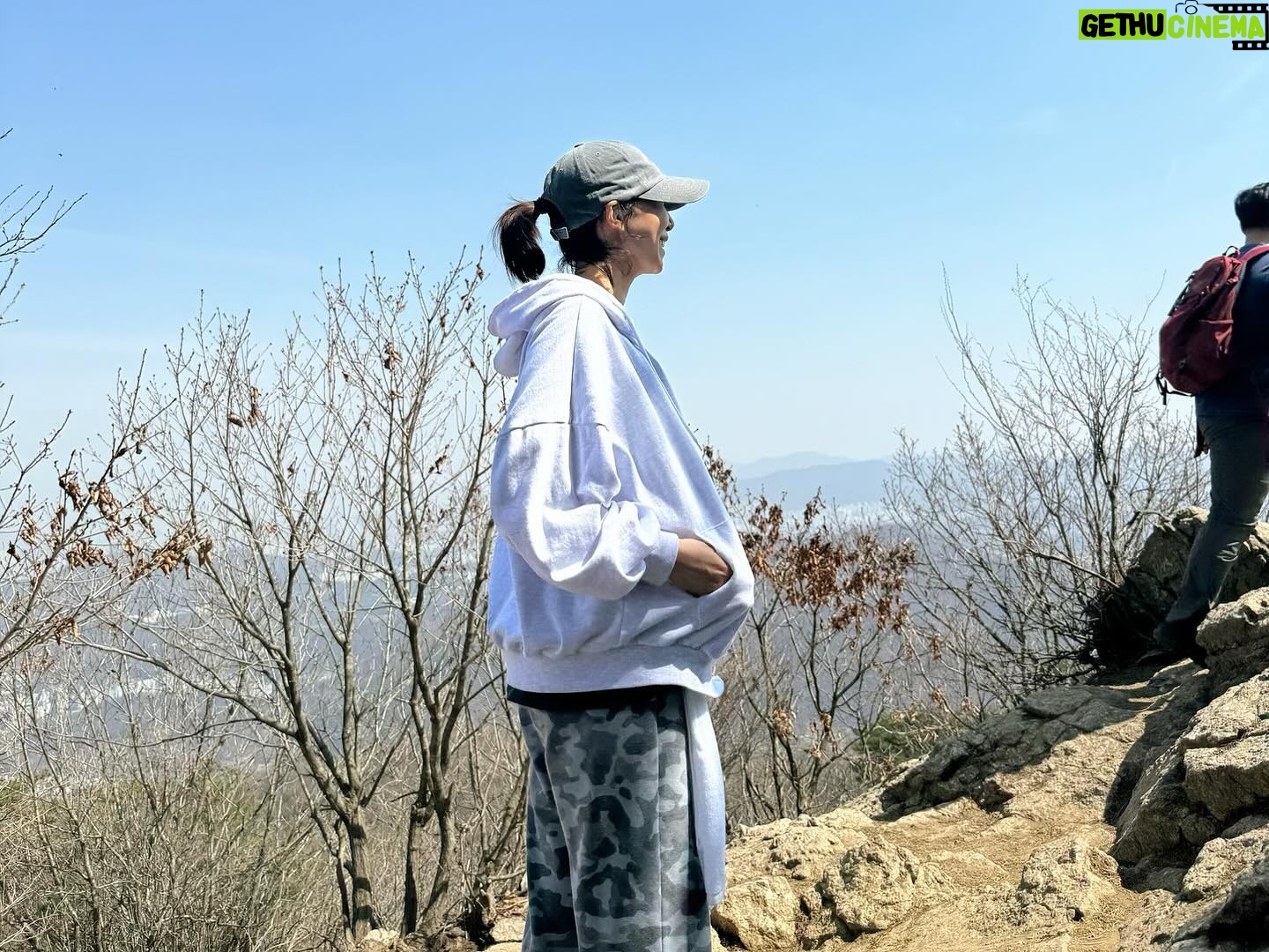 Yoon Se-a Instagram - 청계산을 맨발로 오르다!! 2024.4.2. with 승범 너무 많이 웃었다. 고마와. 청계산. 그리고 승범. #로망 #실현 #청계산 #어싱 #행복하세아🍀