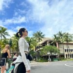 Yoon Se-a Instagram - 내 친구가 애정하는 ABC STORES 가 즐비했던 그 거리…!! #abcstores #44개 #waikiki🌴 #hawaii