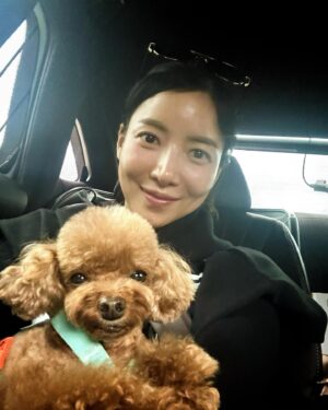 Yoon Se-a Instagram - 비 내리는 밤!!
고기 굽고 오로라 불멍에 수영장 퐁당💦
심하게 신나게 노느라…사진이 없다.😅
하하. 우리 뽀그리야! Runner 같아!💨💨💨
#뽀그리야🐶🐾의하루 
#강원도 #홍천 #여행 #행복하세아🍀 
**지현아. 고마와.