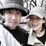 Yoon Se-a Instagram – 오늘도 #청계산 #어싱 #🌎
청계산 옥녀봉에서 발바닥을 털면서…
발바닥 안쪽이 하얀 승범이 발이 걱정이었다. 
‘승범아! 발바닥 전체로 땅을 디뎌야지. 발목 돌아간다.‘
’누나! 누나발 평발인데요!!‘
하..하..하하하하하. 아. 맞다. 니말이 맞다.
우리 승범이 재간둥이! 하하하하하하
그렇게 내 발바닥은 빈틈없이 새까맣더랬다.🤣
#행복하세아🍀