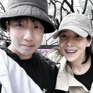 Yoon Se-a Instagram - 오늘도 #청계산 #어싱 #🌎
청계산 옥녀봉에서 발바닥을 털면서…
발바닥 안쪽이 하얀 승범이 발이 걱정이었다. 
‘승범아! 발바닥 전체로 땅을 디뎌야지. 발목 돌아간다.‘
’누나! 누나발 평발인데요!!‘
하..하..하하하하하. 아. 맞다. 니말이 맞다.
우리 승범이 재간둥이! 하하하하하하
그렇게 내 발바닥은 빈틈없이 새까맣더랬다.🤣
#행복하세아🍀
