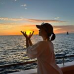 Yoon Se-a Instagram - 너 주고 싶어서… 해를 담았어. #sunset #☀️ #행복하세아🍀 #2024.3 #hawaii #🌺
