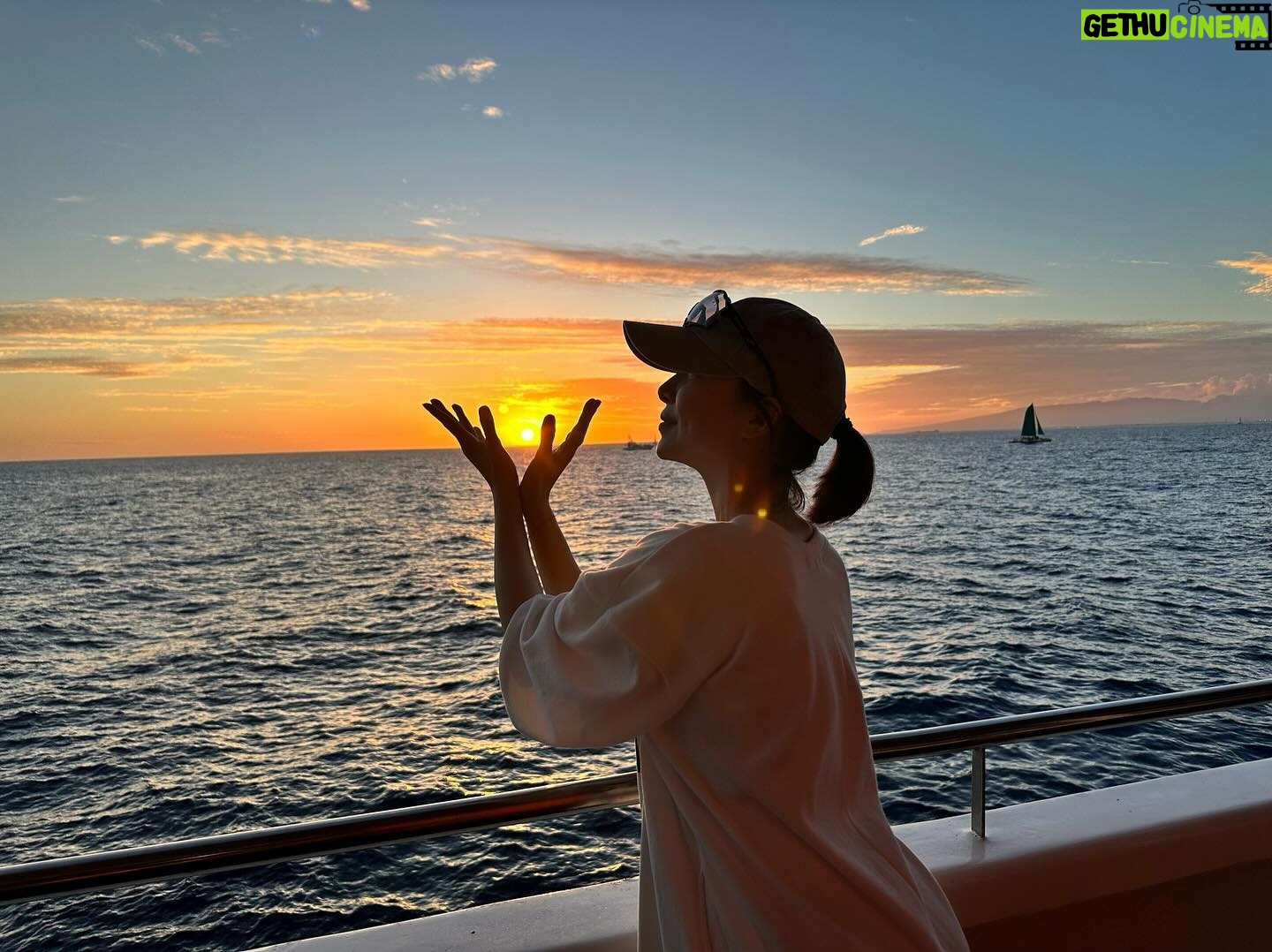 Yoon Se-a Instagram - 너 주고 싶어서… 해를 담았어. #sunset #☀️ #행복하세아🍀 #2024.3 #hawaii #🌺