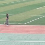 Yoon Se-a Instagram - 내 머리끈 본 사람…??!! 👀 승범이랑 꺄르르…🤣 #트랙구장 한바퀴 돌고 냅다 누웠다. 당 떨궜어유… I’m hungry..🤤 #행복하세아🍀
