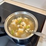 Yoon Se-a Instagram - 초록 반짝 #그린스무디 로 시작!! 올리브 오일 뿌려 밥짓고 양배추 폴폴 쪄내고 꿀 잔뜩 넣어 쌈장 만들고 #그리운보리밥 #된장 으로 #된장찌개 슴슴하게 끓여 #육전 #시금치 #무생채 #진미채 이렇게 콩튀듯 한상 차려낸 #세아의아침 **아침시간은 정말 짧아요. 밥차려 먹고 뽀그리야 케어하면 벌써 11시 ㅠㅜ 손이 더 빨라지거나 곡기를 끊거나…😝