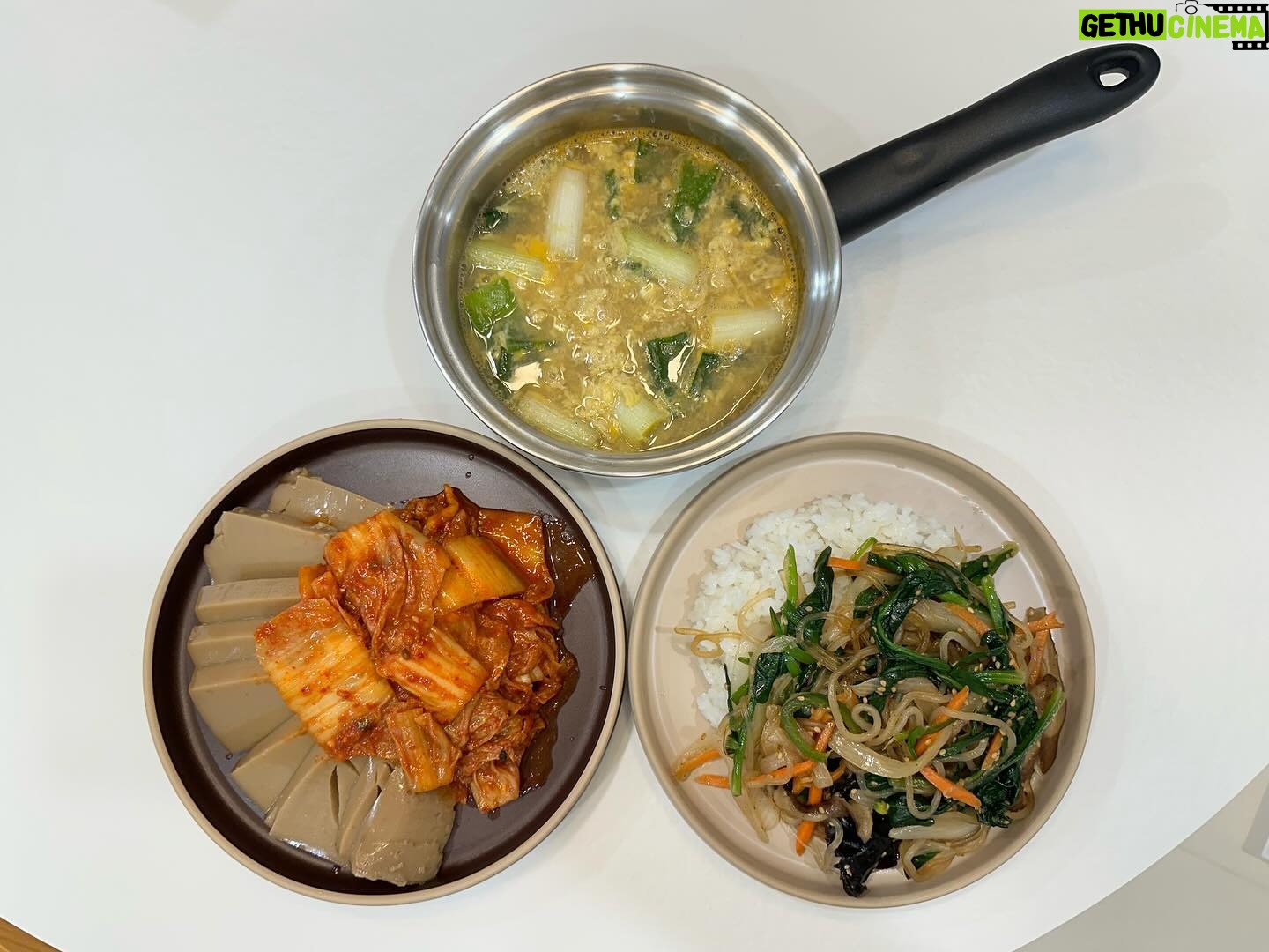 Yoon Se-a Instagram - #세아의아침 #🦀 어제 남은 꽃게국물에 대파, 달걀만 넣었는데…너무 맛있다…한시간 일립티컬 후 푸짐한 아침! 아직 나에겐 한시간의 댄스와 트랙 러닝이 남아 있다. 많이 먹자!! 😄 입 터진 요즘. 행복하세아~♥️ #everyday #골든타임