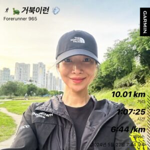 Yoon Se-a Instagram - 준비가 될 때까지…!!
천천히 오랜시간 뛰어볼거에요.
몇키로 지점에서 어디에 무리가 오는지 기억하고 
개선하기 위한 보강운동, 스트레칭 게을리하지 않고
부상 없이 즐겁게 달리는 것!!
올해 목표입니다. 💨💨💨
#10km #🐢 #행복하세아🍀 

**5km 반환지점에서…
 ‘오늘은 그만뛸까..??’
 속삭임이… 들려여…나만그래??🤣
#나를이기는하루 #승리자 #오늘은 #👍