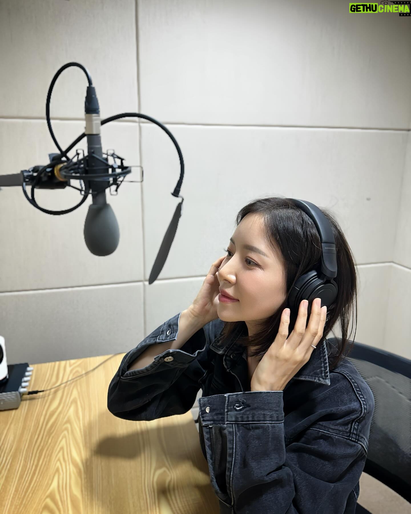 Yoon Se-a Instagram - 마이크 사주라. 쩡이나….!! 🤩 나 마이크 좋아해. #🎤 #🎙️ #🎧 #행복하세아🍀