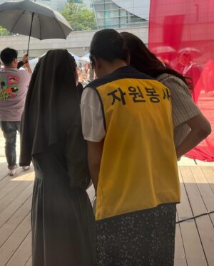 Yoon Seo-ah Instagram - 사실 영지는 이렇게 밝고 사람을 좋아해요 
#종말의바보 #netflix