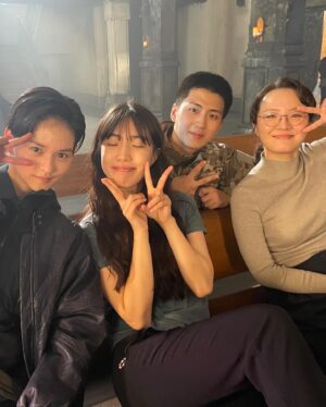 Yoon Seo-ah Instagram - 사실 영지는 이렇게 밝고 사람을 좋아해요 
#종말의바보 #netflix