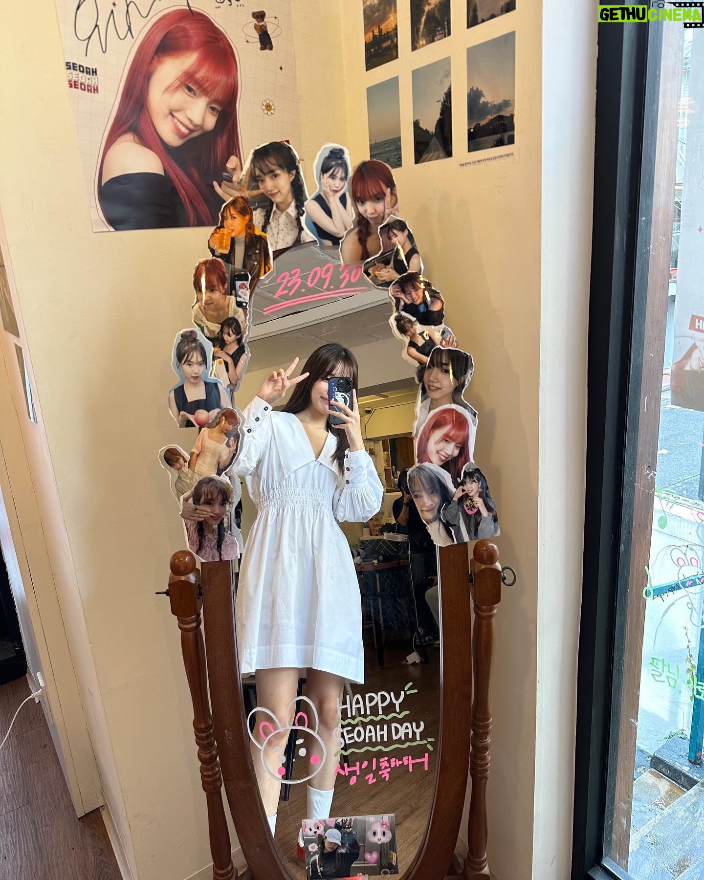 Yoon Seo-ah Instagram - 2023.09.30 추석 연휴임에도 불구하고 올해도 저의 생일을 축하해 주시러 힘든 걸음 해주신 아로들과 마음으로 함께 해주신 아로들 그리고 축하해 주신 모든 분들께 진심으로 감사 인사 드립니다❤️ 매년 작년보다 나은 사람이 되자는 다짐을 합니다 살아가면서 중요한 의미가 무엇인지 오래 고민하다 보면 가끔 그 본질을 역으로 잃을 때가 오더라구요 나아가야 할 방향이 어딘지 길을 잃고 머뭇거릴 때마다 어두운 제 마음을 아로들이 등불처럼 밝혀준답니다 항상 제 마음속의 지표가 되어주셔서 감사드려요 냉담해지지 않고 사랑으로 나아가겠습니다 🤍